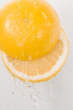 Taze greyfurt ve splash