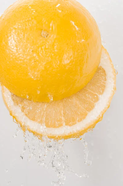 Taze greyfurt ve splash