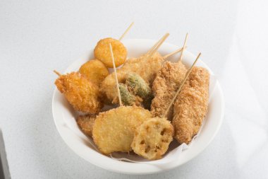 Derin yağda kızartılmış yiyecek bir sürü