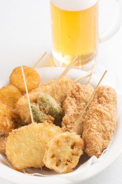 Derin yağda kızartılmış yiyecek bir sürü