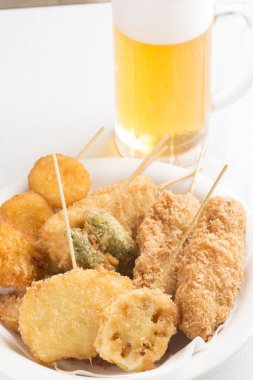 Derin yağda kızartılmış yiyecek bir sürü