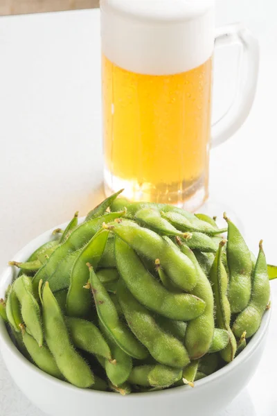 Gekochte frische Bohnen und Bier — Stockfoto