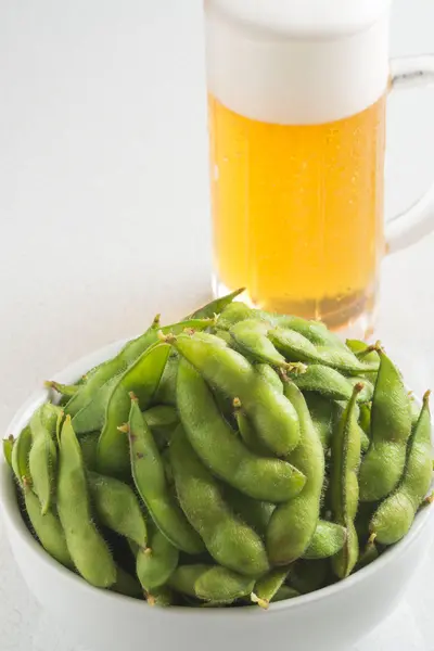 煮熟的新鲜豆子和啤酒 — 图库照片