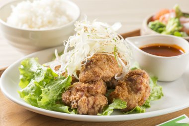 Lezzetli kızarmış tavuk ve sebze