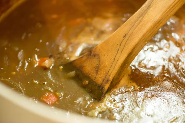 Tiempo de guiso de deliciosa sopa es largo — Foto de Stock