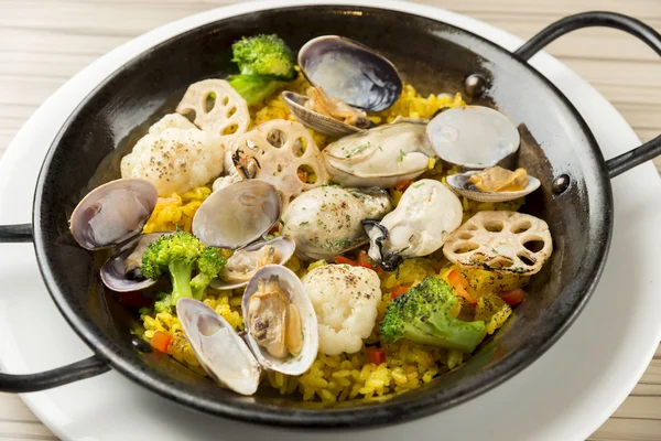 Paella di deliziosi frutti di mare e verdure — Foto Stock
