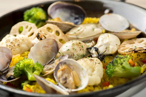 Paella de deliciosos frutos do mar e legumes — Fotografia de Stock