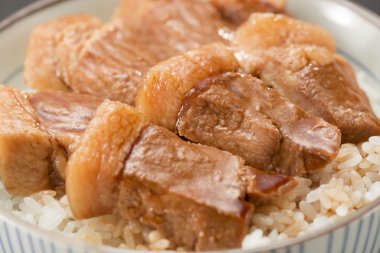 Domuz eti ve pirinç karışık