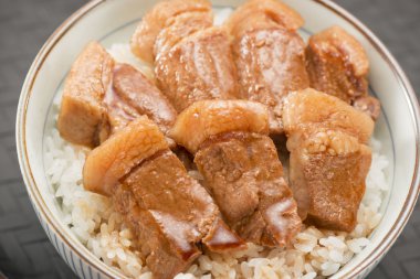 Domuz eti ve pirinç karışık