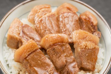 Domuz eti ve pirinç karışık