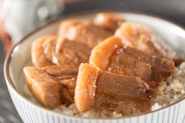 Domuz eti ve pirinç karışık