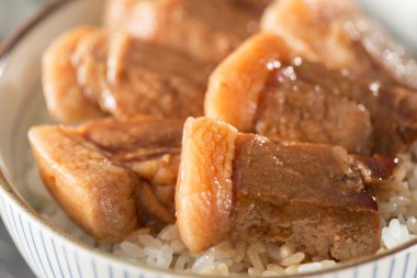 Domuz eti ve pirinç karışık