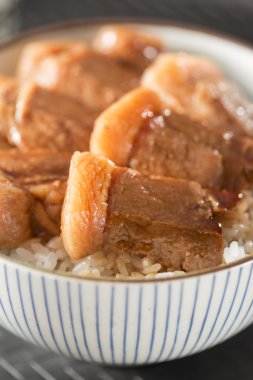 Domuz eti ve pirinç karışık