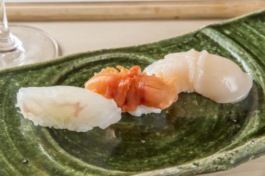 Taze deniz ürünleri suşi