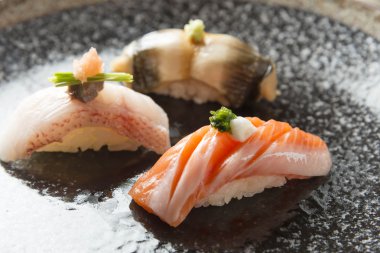 Taze deniz ürünleri suşi