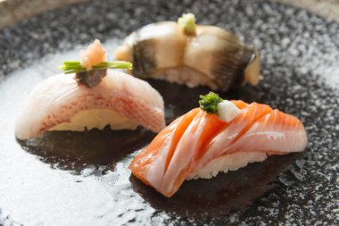 Taze deniz ürünleri suşi