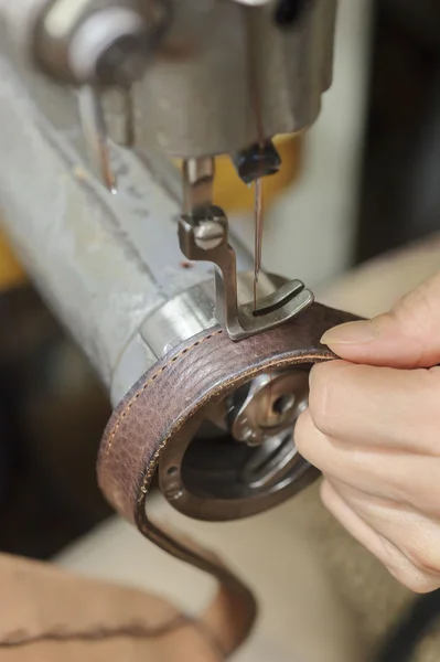 Réparation du cuir dans la machine à coudre — Photo