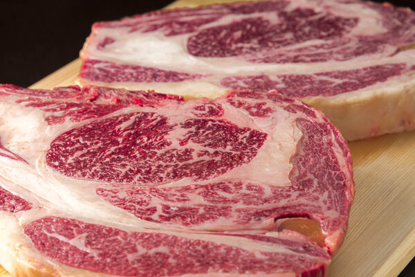 Резка свежей говядины
