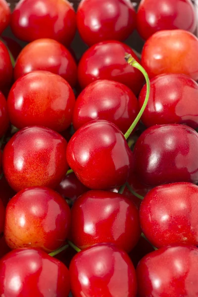 Piękne, czerwone wiśnie z podszewką — Zdjęcie stockowe