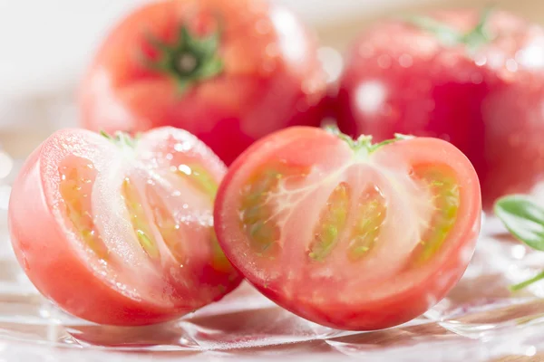 Rote und frische Tomaten — Stockfoto