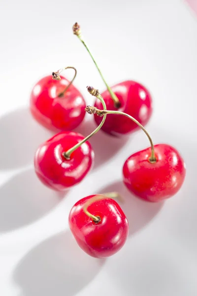 Сладкие и кислые вишни — стоковое фото