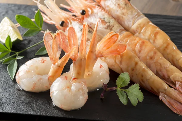 Plat de crevettes frais et délicieux — Photo