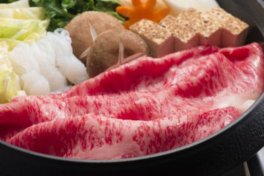 Japon bifteği kullanarak lezzetli bir tencere.