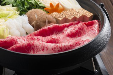 Japon bifteği kullanarak lezzetli bir tencere.