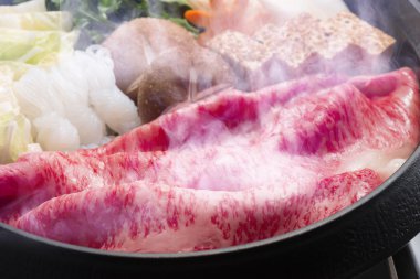 Japon bifteği kullanarak lezzetli bir tencere.