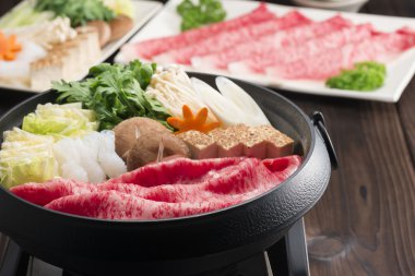 Japon bifteği kullanarak lezzetli bir tencere.