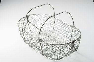 Metalden yapılmış sağlam bir sepet.