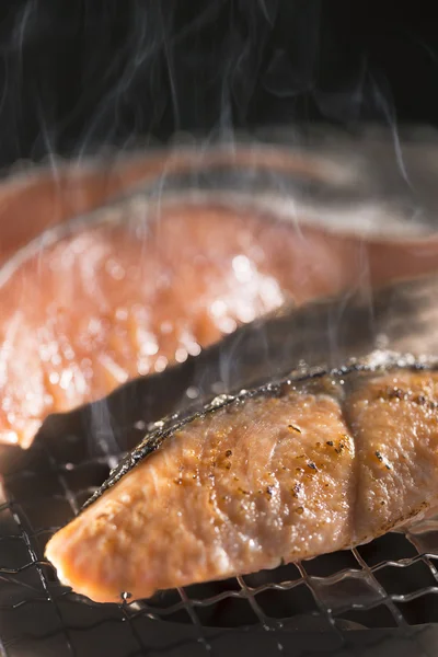 美味的生鲑鱼的烤的菜 — 图库照片