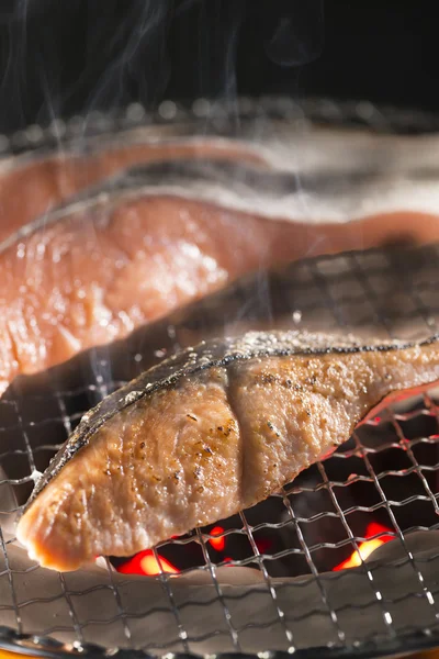 Жареные блюда из вкусного сырого лосося — стоковое фото