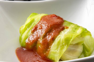 Domates soslu lezzetli lahana ruloları.