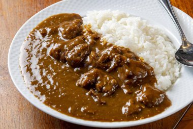 Tavada nefis körili pilav pişiriyorum.