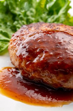 Lezzetli hamburger ve sos.