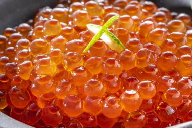 Japon haşlanmış somon yumurtası yemekleri.