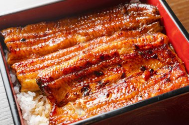 Geleneksel yemekler taze Japon yılan balıklarıyla pişirilir.