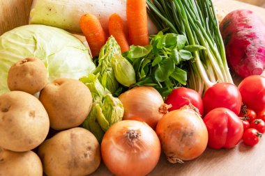 Taze ve lezzetli besleyici sebzeler.