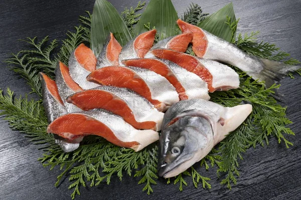 新鲜美味的三文鱼鱼片 — 图库照片