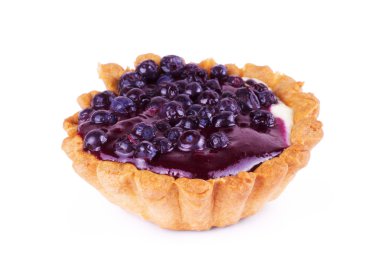 Beyaz bir arka plan üzerinde taze yaban mersini tart