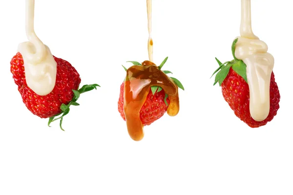 Strawberry uppsättning hällde kondenserad mjölk och sylt på vit bakgrund — Stockfoto