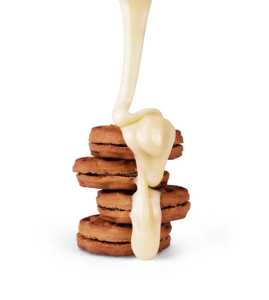 Cookie gecondenseerde melk gegoten op een witte achtergrond — Stockfoto