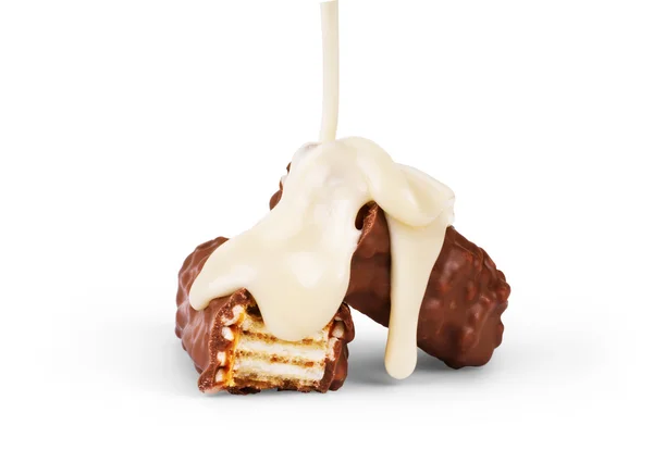 糖牛奶倒在孤立的巧克力棒 — 图库照片