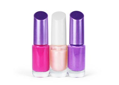 A yakın çekim üç şişe tırnak Lehçe beyaz bir arka plan üzerinde izole.