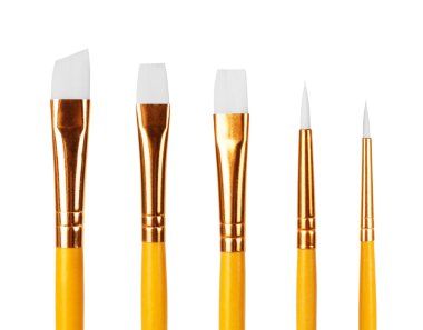 Boya fırçaları beyaz zemin üzerine yakın çekim