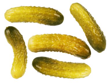 Taze tuzlu salatalık üzerinde izole beyaz arka plan belirleme