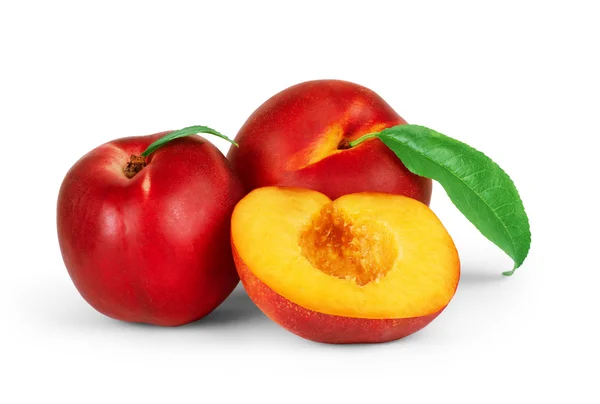 Nectarine vruchten op witte achtergrond knipsel geïsoleerd — Stockfoto