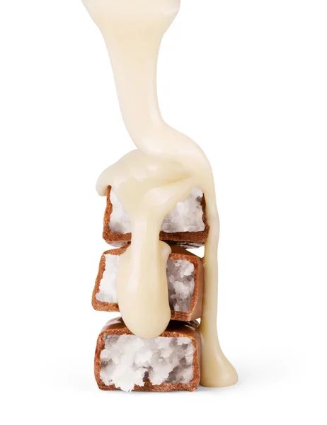 Suger melk gieten op chocoladereep geïsoleerd — Stockfoto