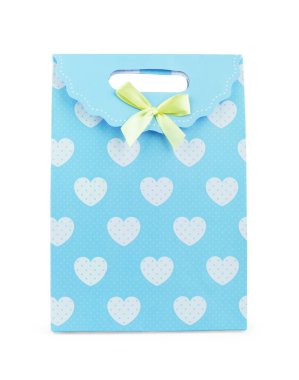 Kırmızı kurdeleli eski bir hediye kutusu, beyaz üzerine izole edilmiş.